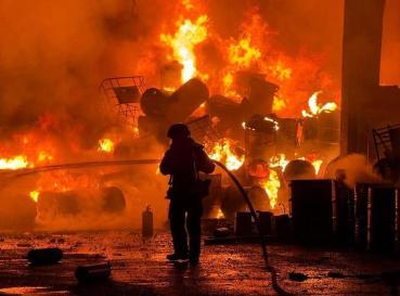 Bombeiros combatem incêndio de grandes proporções em empresa de reciclagem em Cuiabá