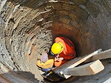 Bombeiros resgatam trabalhadora que caiu em poço de 4,5 metros em obra em Lucas do Rio Verde