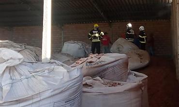 Bombeiros controlam incêndio em barracão de resíduos de grãos após mais de 10 horas de trabalho